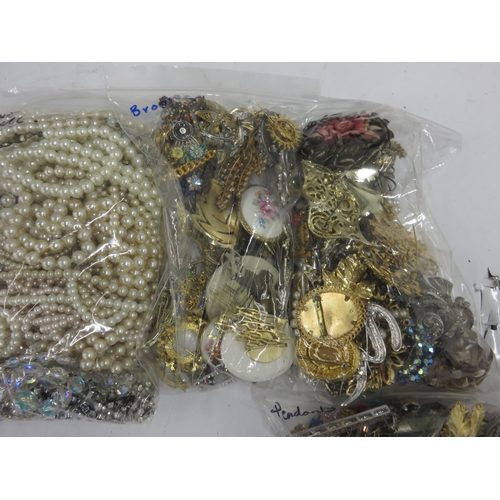 204 - Bulk Lot Assorted Costume Jewellery