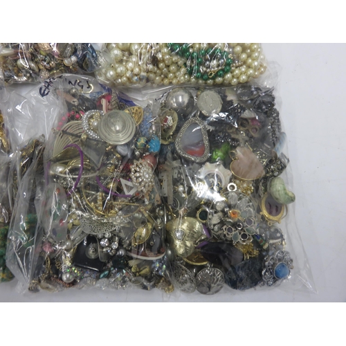 204 - Bulk Lot Assorted Costume Jewellery