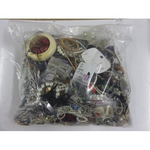 213 - 10kg Unsorted Costume Jewellery