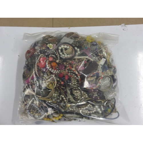 214 - 10kg Unsorted Costume Jewellery