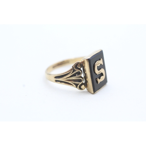 100 - 9ct gold black onyx 'S' initial ring (2.7g) Size L