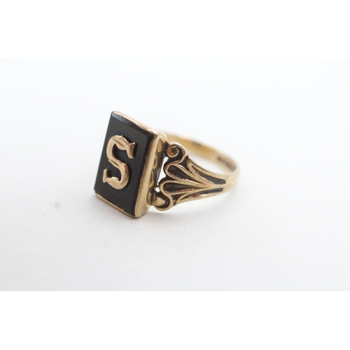 100 - 9ct gold black onyx 'S' initial ring (2.7g) Size L