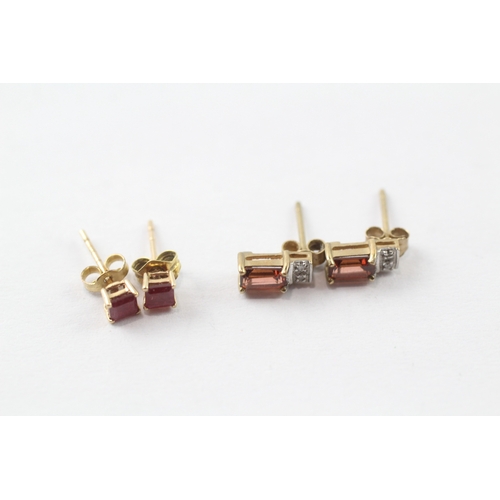 101 - 2 x 9ct gold garnet and diamond stud earrings (1.3g)