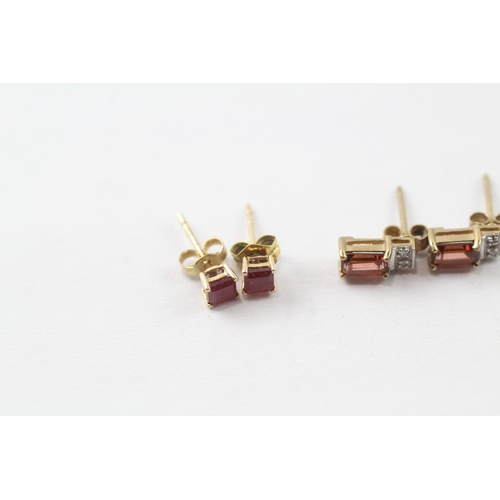 101 - 2 x 9ct gold garnet and diamond stud earrings (1.3g)