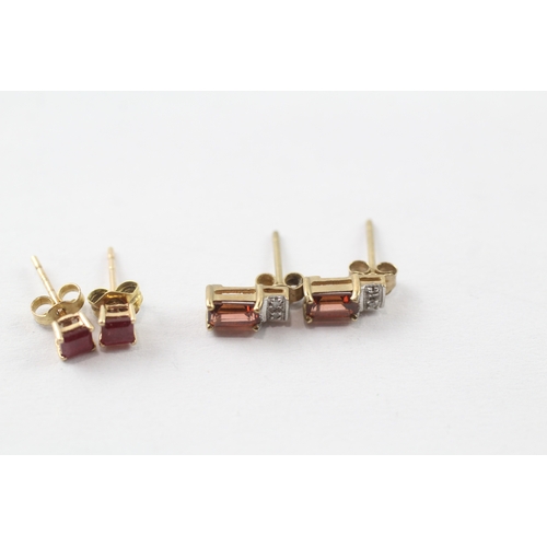 101 - 2 x 9ct gold garnet and diamond stud earrings (1.3g)