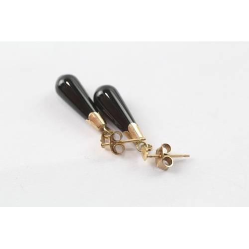 104 - 9ct gold black onyx drop earrings (1.9g)