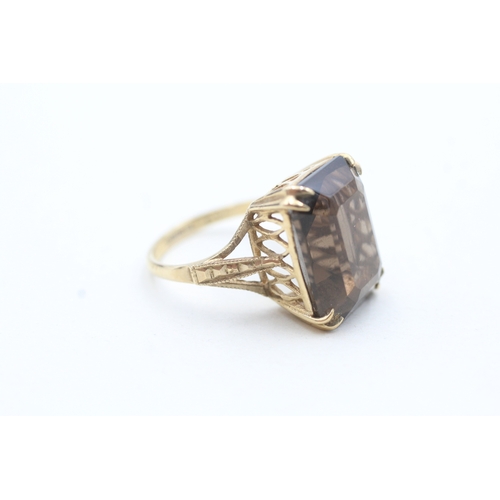 110 - 9ct gold smoky quartz single stone ring (4.5g) Size K 1/2