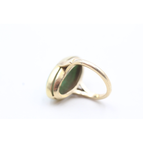 112 - 9ct gold green gemstone cocktail ring (6.4g) Size L