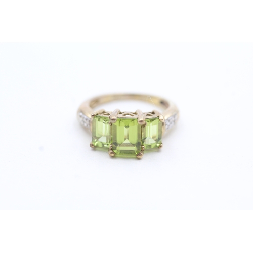 113 - 9ct gold peridot and diamond ornate trilogy ring (3g) Size J