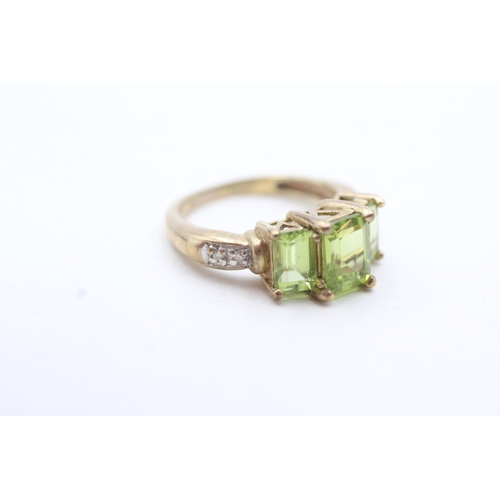 113 - 9ct gold peridot and diamond ornate trilogy ring (3g) Size J