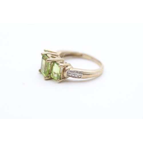 113 - 9ct gold peridot and diamond ornate trilogy ring (3g) Size J