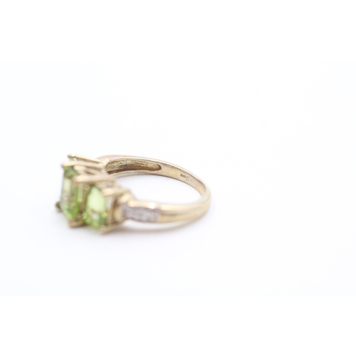 113 - 9ct gold peridot and diamond ornate trilogy ring (3g) Size J