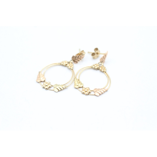 116 - 9ct gold, leaf and flower circle drop stud earrings (1.3g)