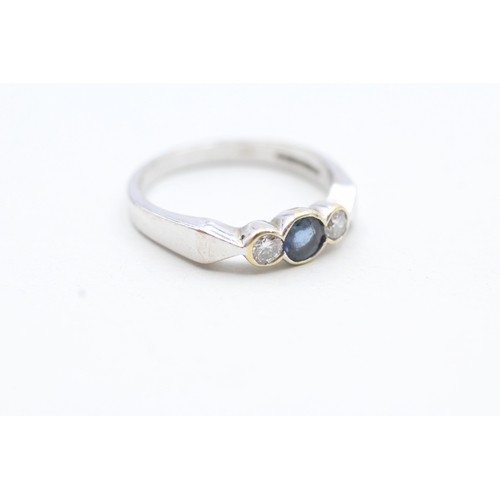 123 - 18ct gold single sapphire stone set ring with diamonds either side (4.3g) Size P 1/2