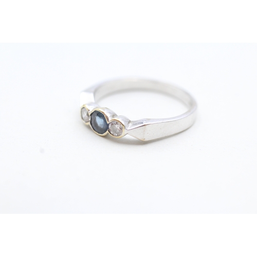 123 - 18ct gold single sapphire stone set ring with diamonds either side (4.3g) Size P 1/2