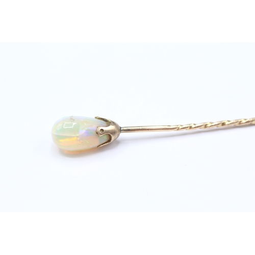 124 - 15ct gold and opal pin (1.2g)