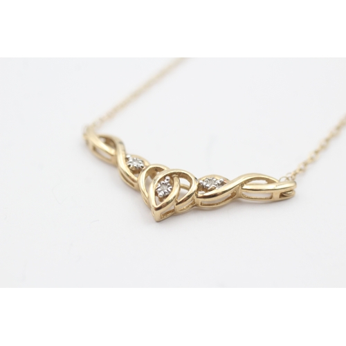 126 - 9ct gold diamond twist necklace (1.9g)