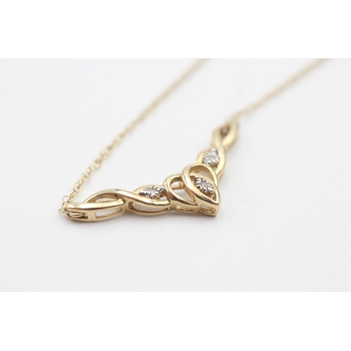 126 - 9ct gold diamond twist necklace (1.9g)