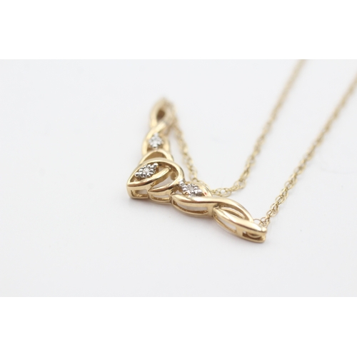 126 - 9ct gold diamond twist necklace (1.9g)