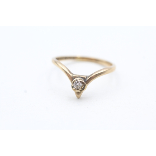 130 - 9ct gold single diamond set chevron ring (1.8g) Size N