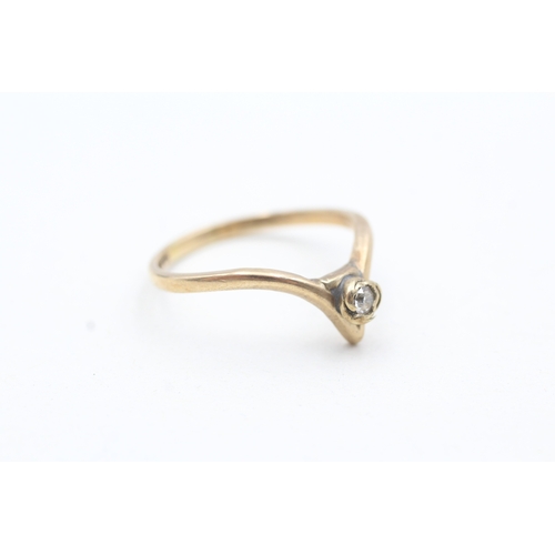 130 - 9ct gold single diamond set chevron ring (1.8g) Size N