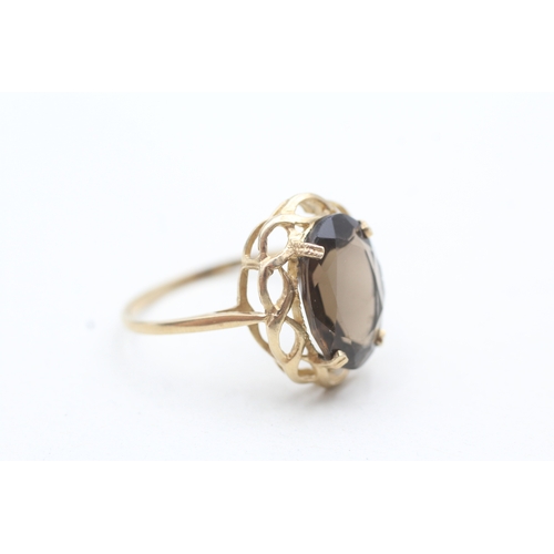 139 - 9ct gold smoky quartz frame ring (2.7g) Size R