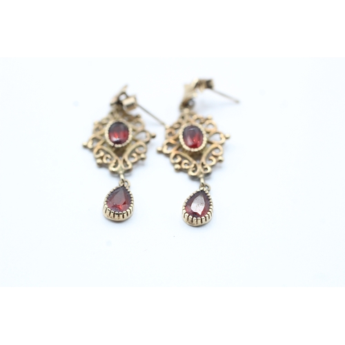 142 - 9ct gold red gemstone drop stud earrings (3.2g)