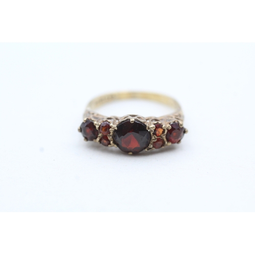 150 - 9ct gold garnet flat setting ring (2.2g) Size L