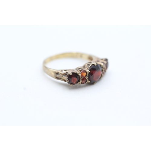 150 - 9ct gold garnet flat setting ring (2.2g) Size L