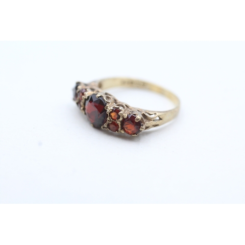 150 - 9ct gold garnet flat setting ring (2.2g) Size L