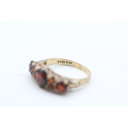 150 - 9ct gold garnet flat setting ring (2.2g) Size L