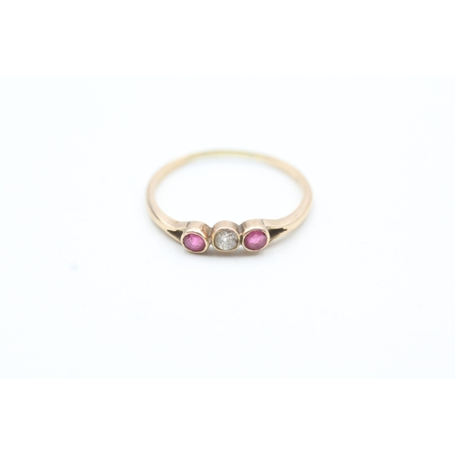 156 - 14ct gold ruby and diamond trilogy ring (1.4g) Size S