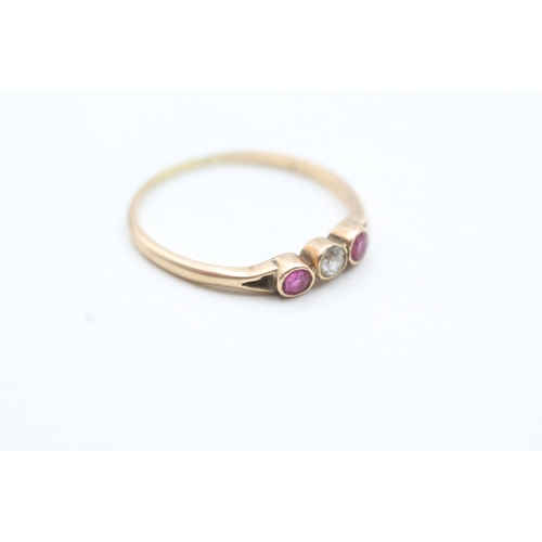 156 - 14ct gold ruby and diamond trilogy ring (1.4g) Size S