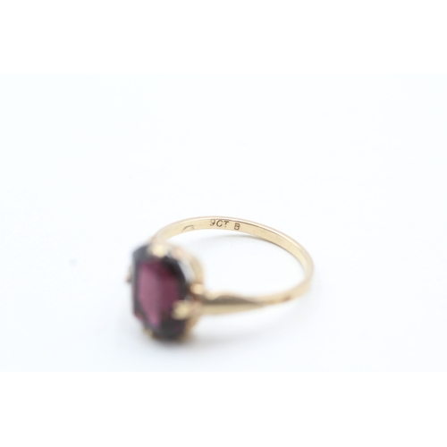 162 - 9ct gold paste single stone ring (2.1g) Size M