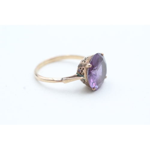 167 - 9ct gold purple gemstone single stone ring (2.6g) Size N