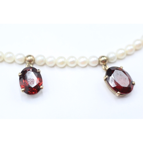 170 - 9ct gold garnet & cultured pearl necklace (11.1g)