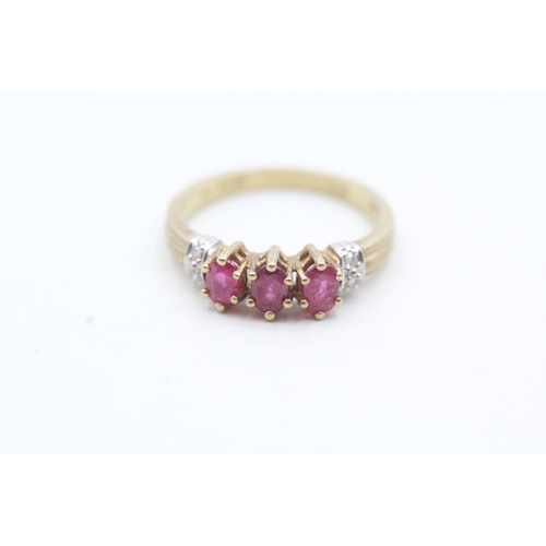 175 - 9ct gold ring with three pink gemstones and diamond set shoulders (2.3g) Size O