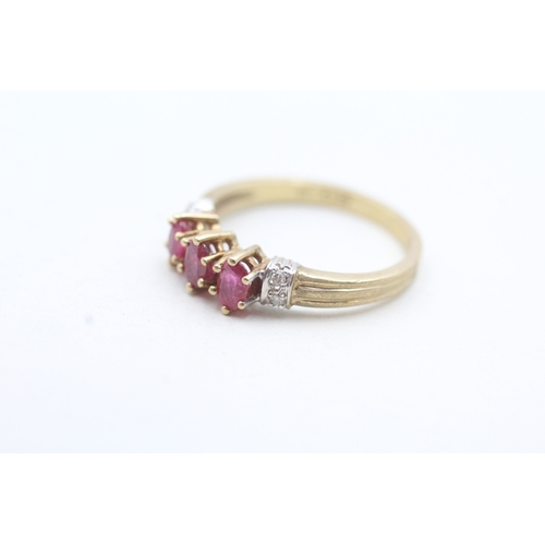 175 - 9ct gold ring with three pink gemstones and diamond set shoulders (2.3g) Size O