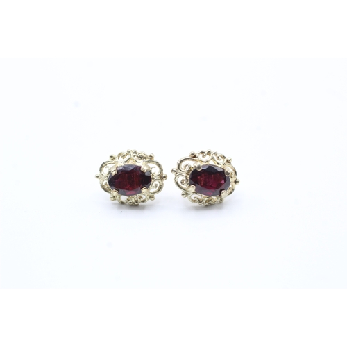 186 - 9ct gold and red gemstone stud earrings (1.6g)