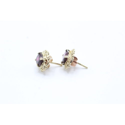 186 - 9ct gold and red gemstone stud earrings (1.6g)