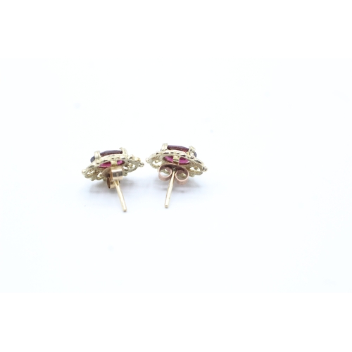 186 - 9ct gold and red gemstone stud earrings (1.6g)