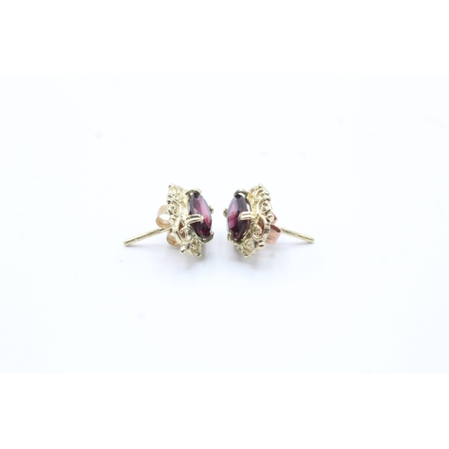 186 - 9ct gold and red gemstone stud earrings (1.6g)