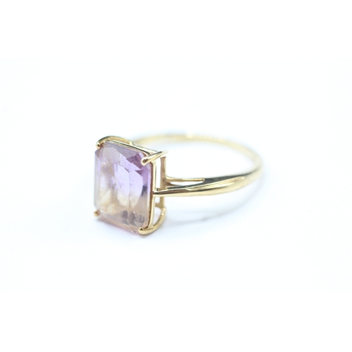 192 - 9ct gold and ametrine claw set ring (2.4g) Size P 1/2