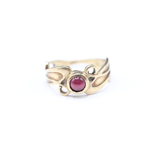 200 - 9ct gold garnet single stone ring (3.1g) Size N