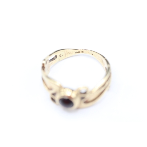 200 - 9ct gold garnet single stone ring (3.1g) Size N