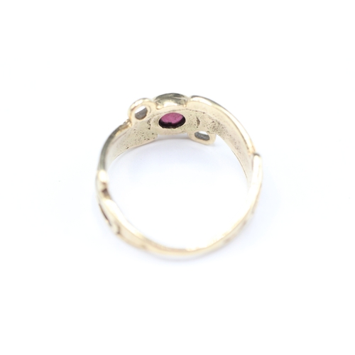 200 - 9ct gold garnet single stone ring (3.1g) Size N