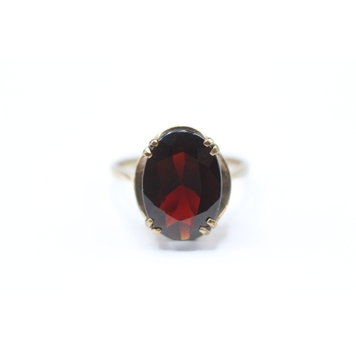 202 - 9ct gold red gemstone single stone ring (3g) Size O