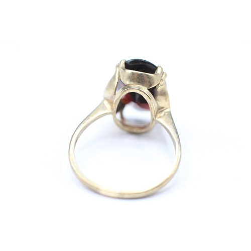 202 - 9ct gold red gemstone single stone ring (3g) Size O