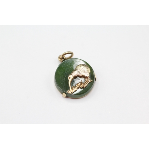 205 - 9ct gold and nephrite kiwi bird pendant (3.1g)