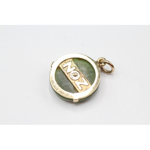 205 - 9ct gold and nephrite kiwi bird pendant (3.1g)